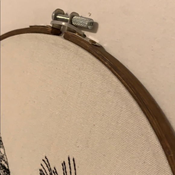 Bird embroidery framed inside embroidery hoop - Picture 3 of 3